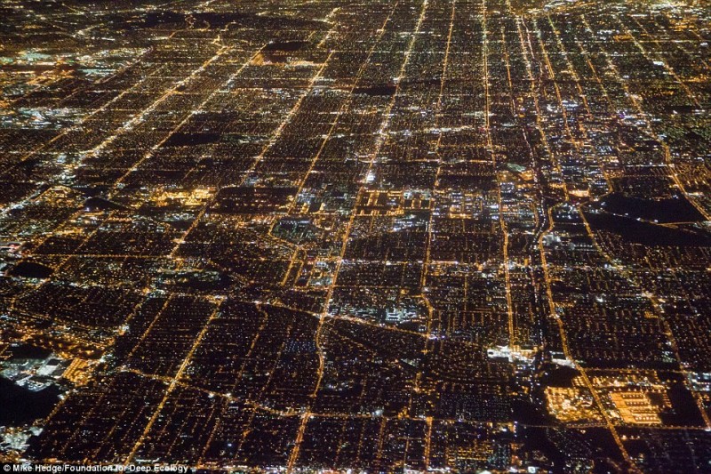 Ночной обзор на Лос-Анджелес. Расход энергии неисчислим.