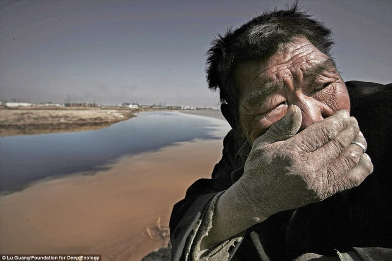 Вонь Желтой реки в Китае невыносима для простых крестьян.