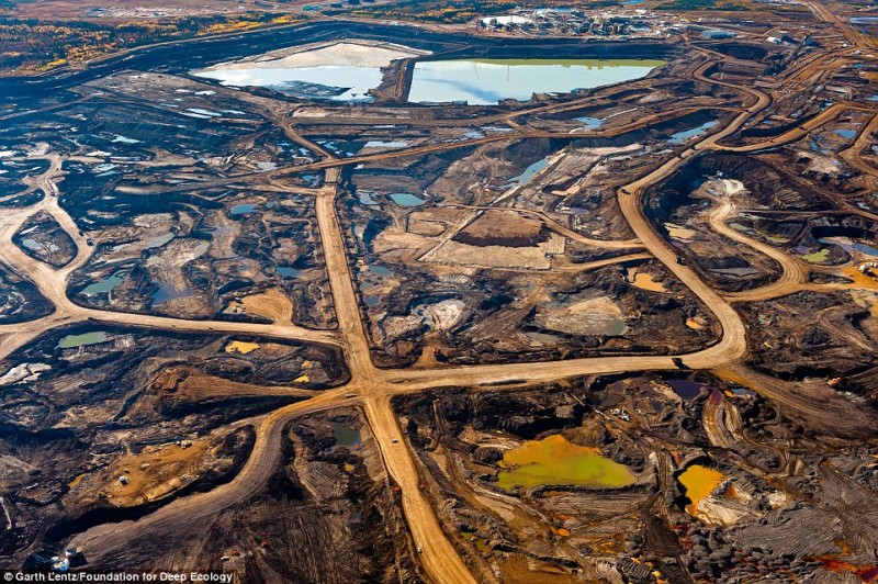 Следы, оставленные от добычи нефтеносных песков в канадской провинции Альберта.