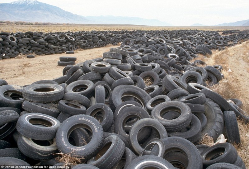Свалка изношенных шин в пустыне Невада.