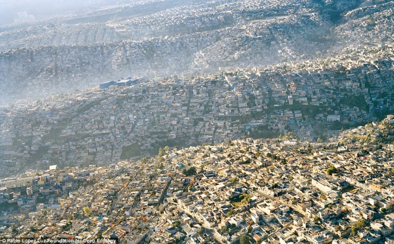Вид на густозаселенный Мехико (более 20 миллионов жителей).