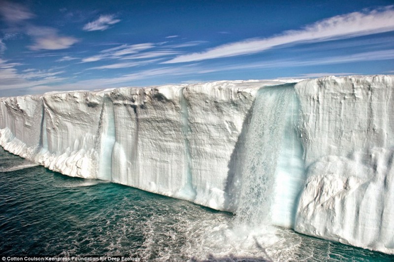 Массивный водопад из тающего ледника.