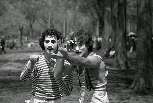 Еще никому не известный Робин Уильямс (справа) в Центральном парке Нью-Йорка, 1974.