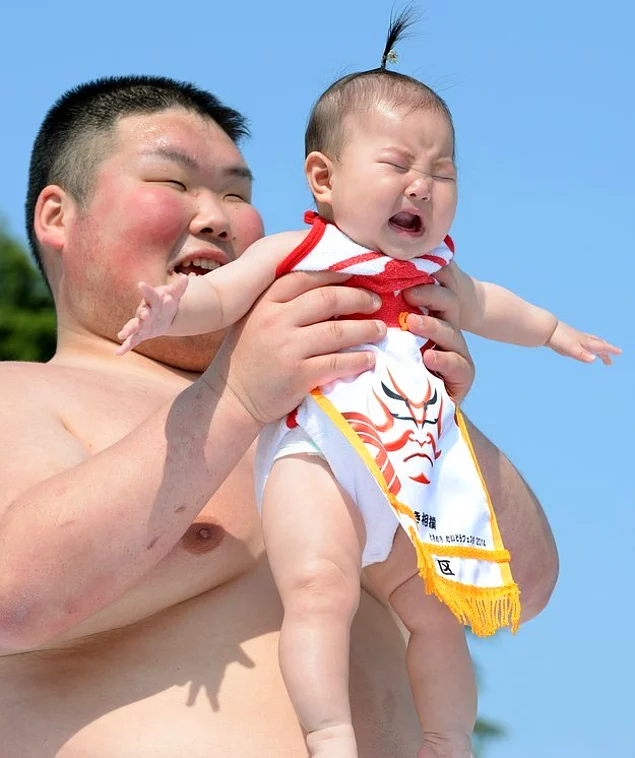 Соревнования, на которых борцы сумо заставляют детей плакать.
