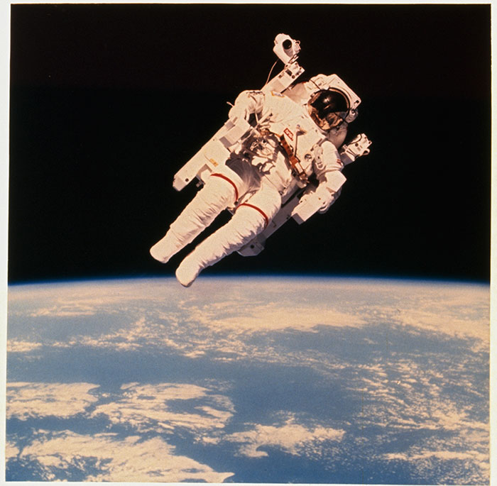 Астронавт Bruce McCandless парит в космосе, это было первое использование азота для маневрирования в вакууме, 1984