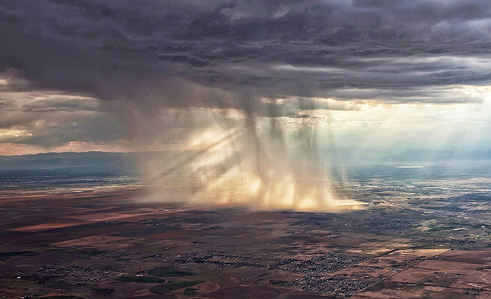 Дождь над равниной - вид из самолета