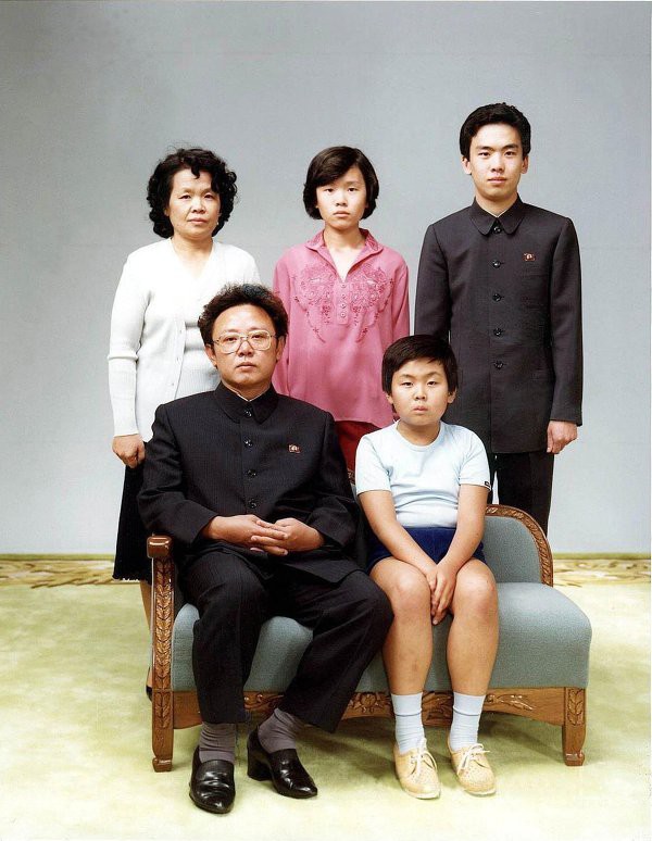 Ким Чен Ын (рядом с отцом), глава Северной Кореи.