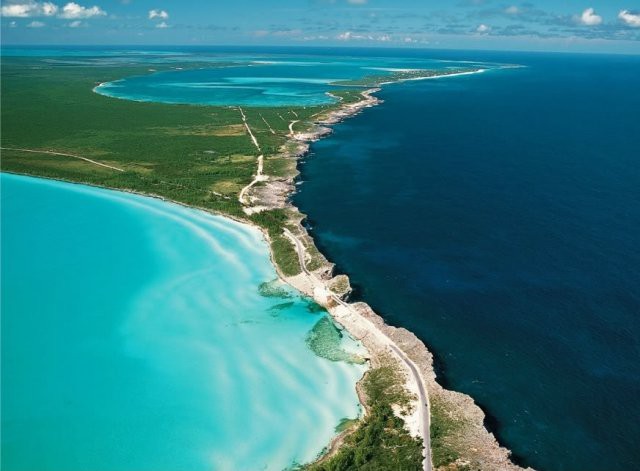 Остров Эльютера Багамского архипелага, слияние Карибского моря и Атлантического океана.  