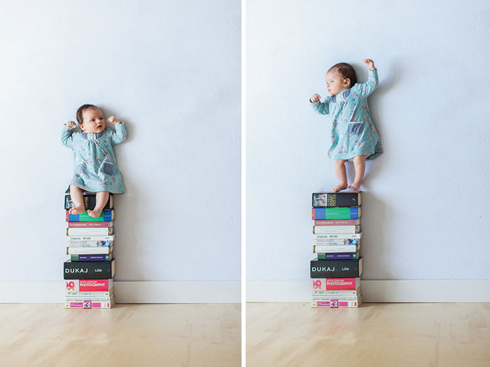 Этой малютке всего один месяц, она определенно не может сама стоять на стопке книг