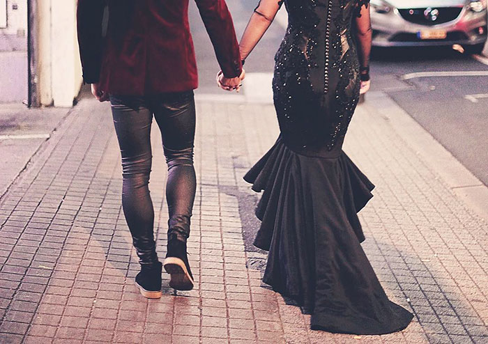 «Во время помолвки супруг предложил мне на свадьбу надеть черное платье». 