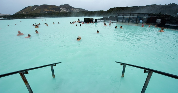 Голубая Лагуна в Исландии - огромные площади и возможность погреться в горячей и полезной воде при обычно прохладной температуре снаружи.