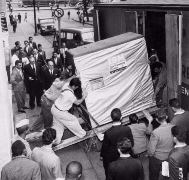 Погрузка 5-мегабайтового жесткого диска компании IBM, 1956.