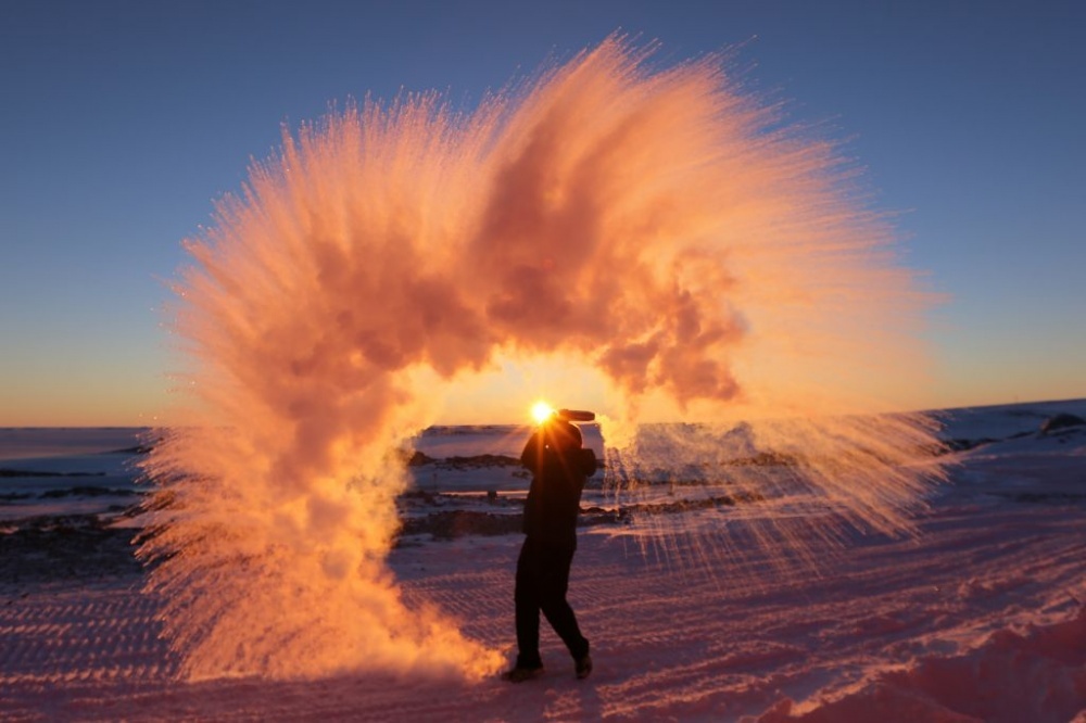Вот что получится, если разлить горячую воду в Антарктиде