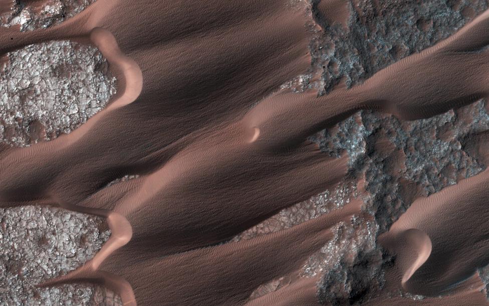 Активное движение марсианских дюн в кальдере Nili Patera.
