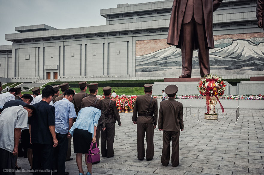 Северокорейцы постоянно приносили цветы к памятнику и кланялись
