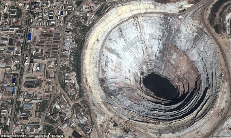 Рудник «Мир» в России. Самый большой алмазный рудник в мире.