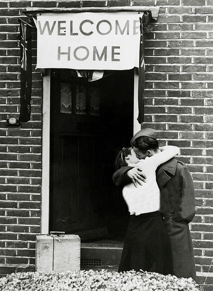 Жена встречает британского солдата домой, 1945