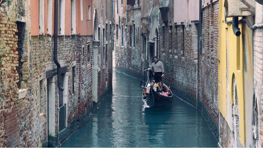 Катание на гондолах в Венеции, Италия