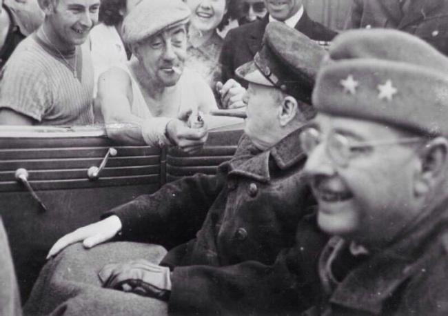 Француз дает прикурить Уинстону Черчиллю, 1944.