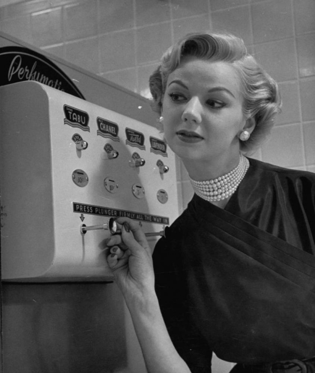 Автомат для опрыскивания духами, 1952.