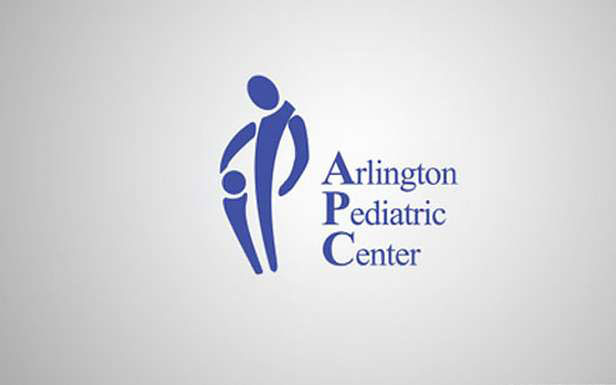Тревожный логотип Центра Педиатрии Арлингтона.
