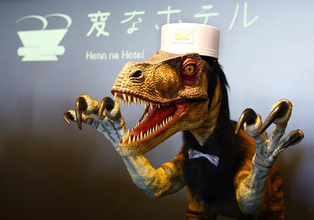 Динозавр-робот, который работает администратором в отеле!