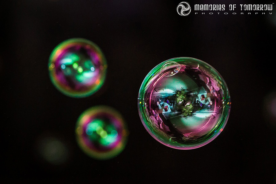 Следующий проект фотографа — снимки в отражении мыльных пузырей