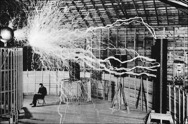 Никола Тесла в своей лаборатории.
