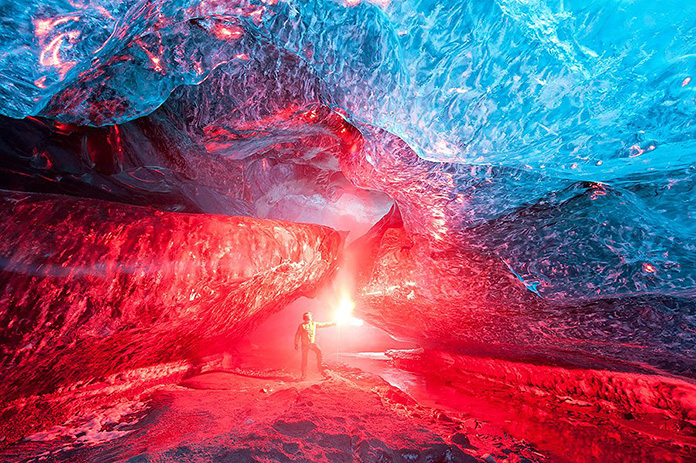 Ледяная пещера, освещенная факелом