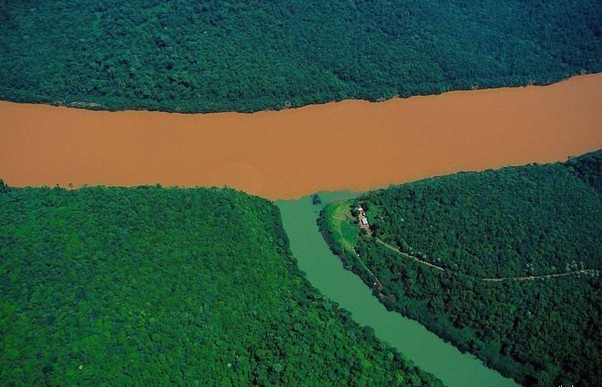Слияние реки Уругвай и ее притока. Провинция Мисьонес, Аргентина.