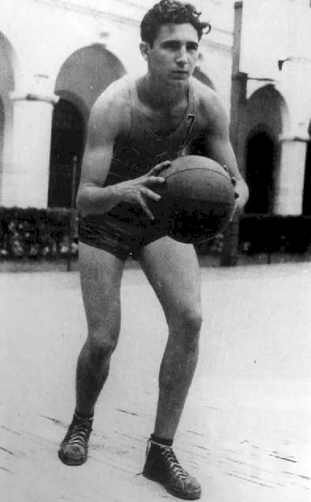 И, наконец, 17-летний кубинский президент Фидель Кастро, играющий в баскетбол