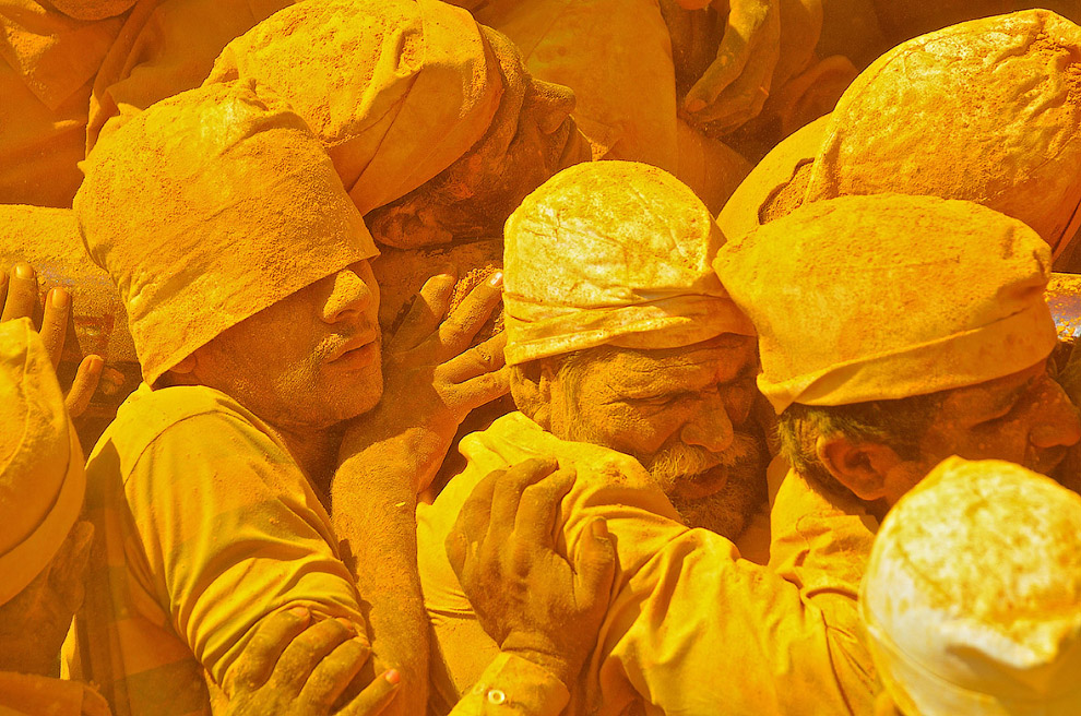 Фестиваль Шивы и желтый порошок. Махараштра, Индия.