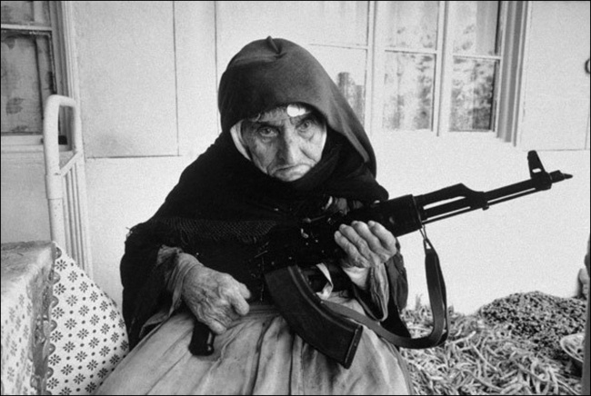 106-летняя армянская женщина защищает свой дом, 1990.