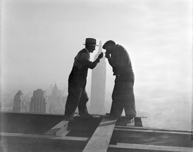 Перекур на высоте во время строительства RCA Building, 1932