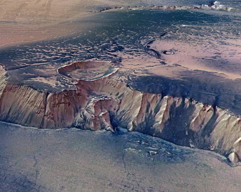 Утёс высотой около 4 тысячи метров, расположенный на восточной стороне впадины Echus Chasma.