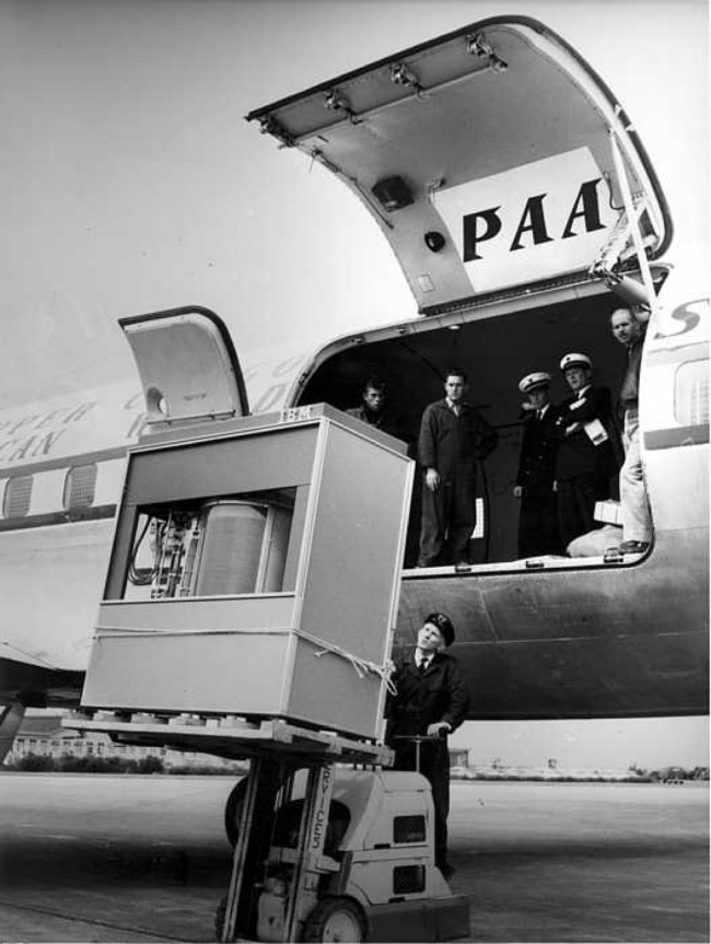 Загрузка первого жесткого диска в 5 МБ в самолет, 1965.