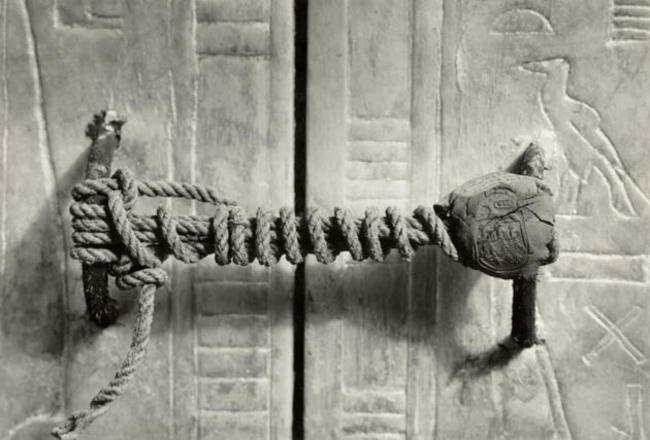 Печать на гробнице Тутанхамона, 1922. Оставалась нетронутой 3245 лет.