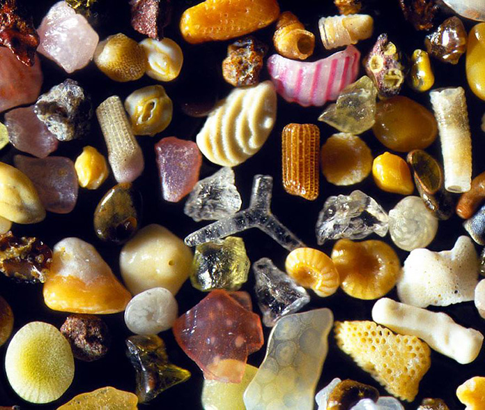 Морской песок под микроскопом с 300-кратным увеличением