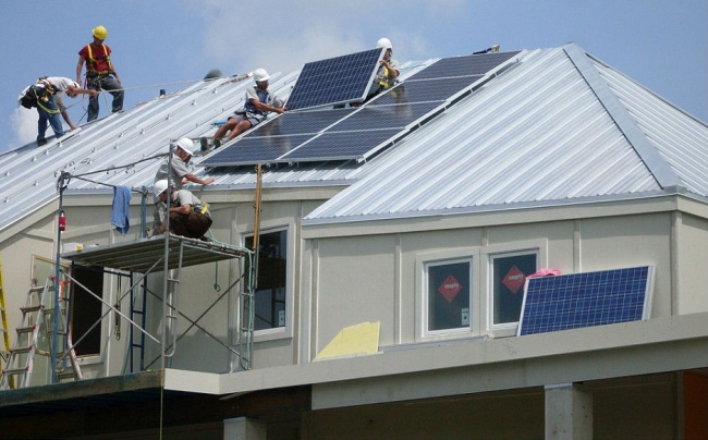 Дома строили, используя новейшие экотехнологии и принципы «зеленого» строительства. На крышах установлены солнечные батареи.