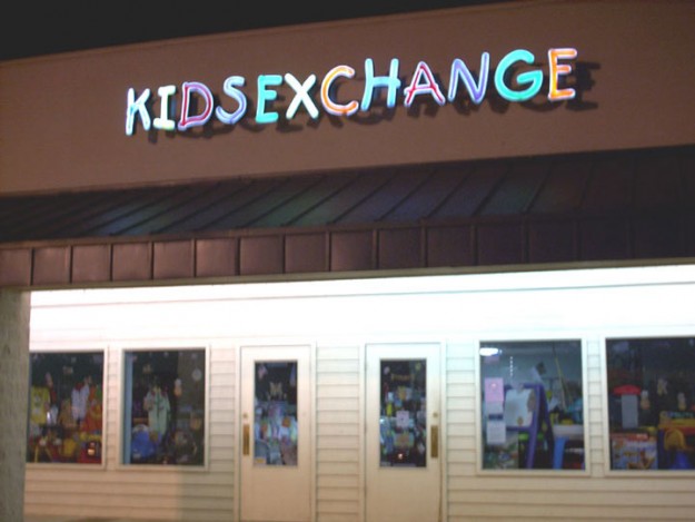 Вывеска (название) KidsExChange. 