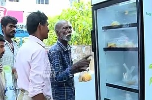 Бездомные берут еду с холодильника