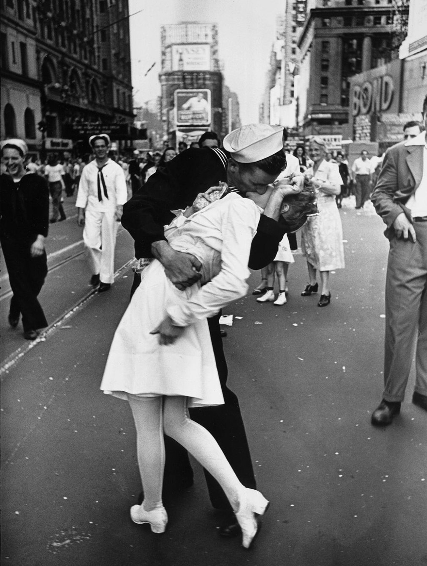 Поцелуй на Times Square, который символизирует конец Второй мировой войны, 1945