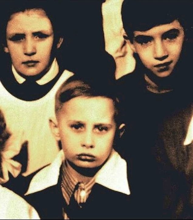 Да это же школьное фото 8-летнего Владимира Путина