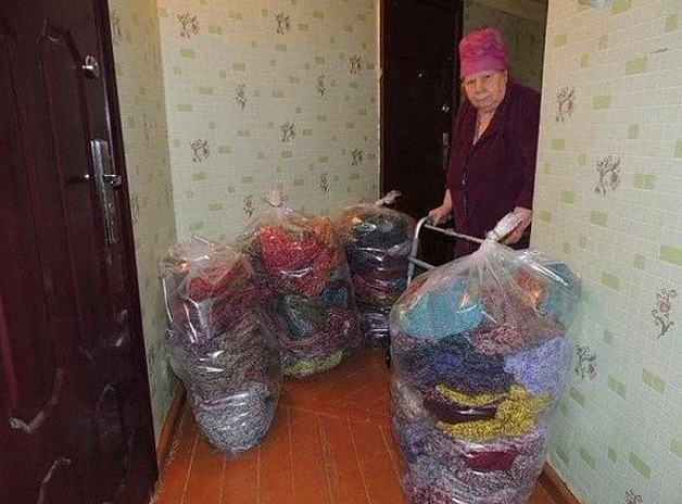 Жительница Магадана Руфина Коробейникова связала 300 пар теплых носков для пострадавших от наводнения.