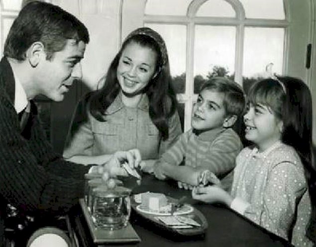 Невозможно улыбаться отцу приветливее, чем 7-летний Джордж Клуни