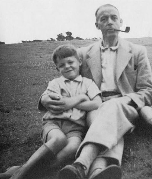 Пол Маккартни, будущая звезда “Битлз” со своим отцом, когда ему было 8 лет
