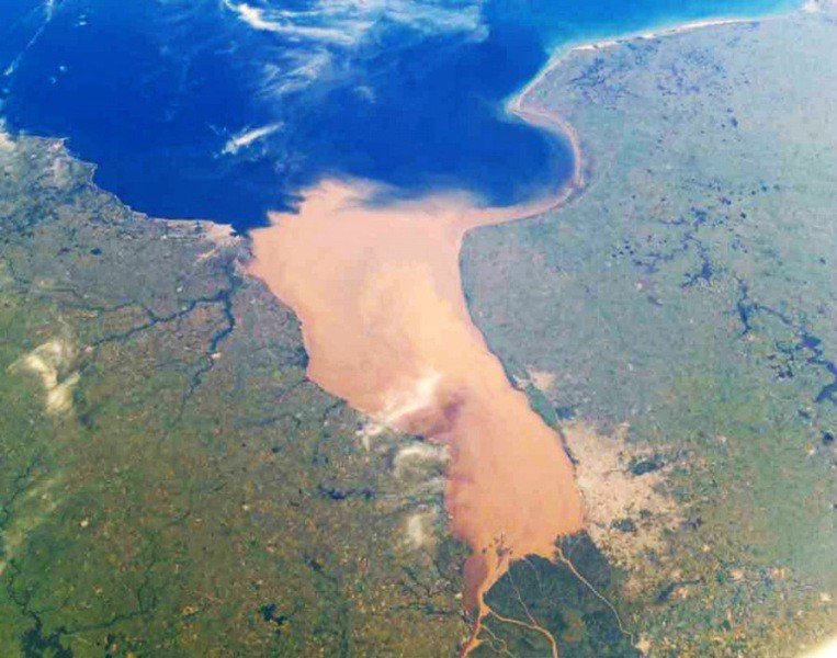 Залив в Атлантическом океане Ла-Плата, образованный при слиянии рек Уругвай и Парана.