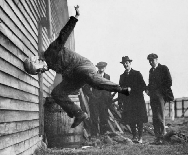 Тестирование шлема для регби, 1912.