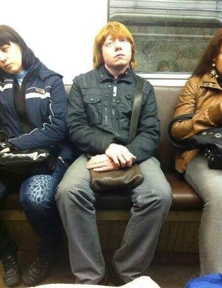 Ничего особенного, просто Рон Уизли в метро.