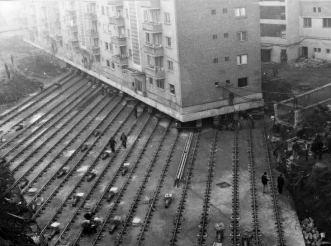 Перемещение многоквартирного жилого дома весом 7600 тонн, чтобы проложить бульвар в румынском городе Алба-Юлия, 1987. 